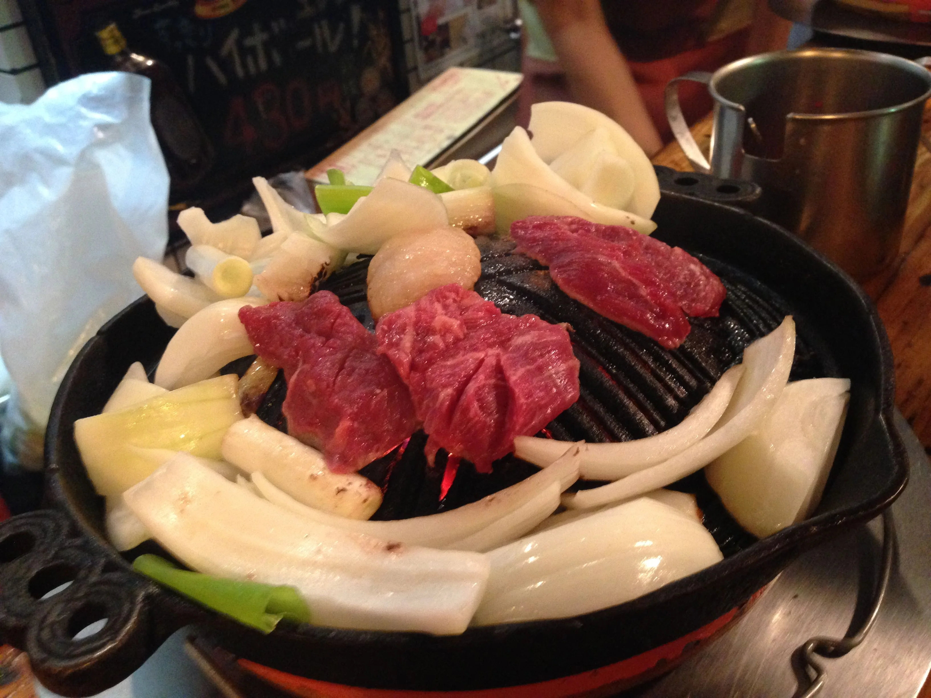 肉を焼いて
