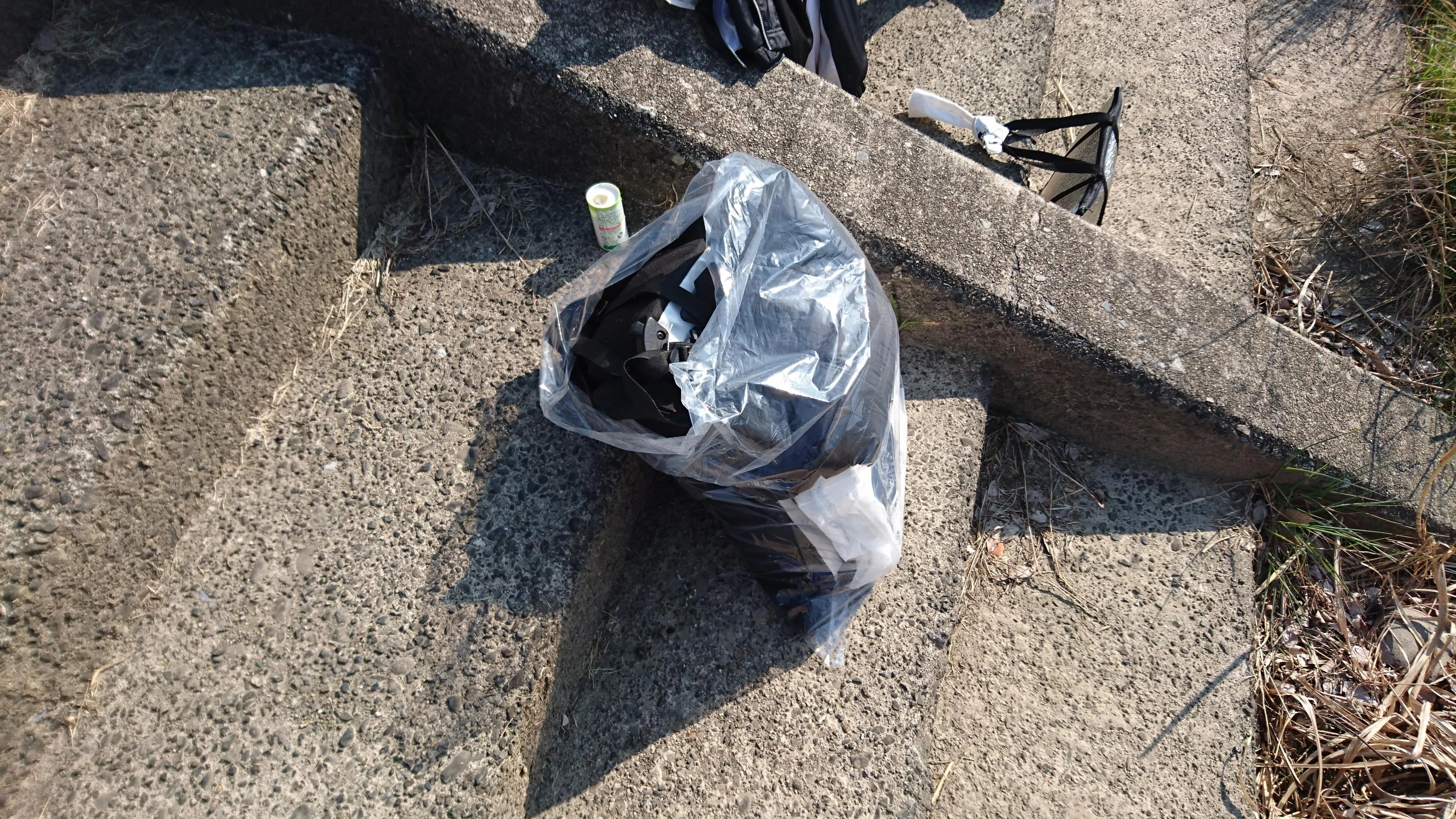 荷物預けるのではなく、その辺に放置