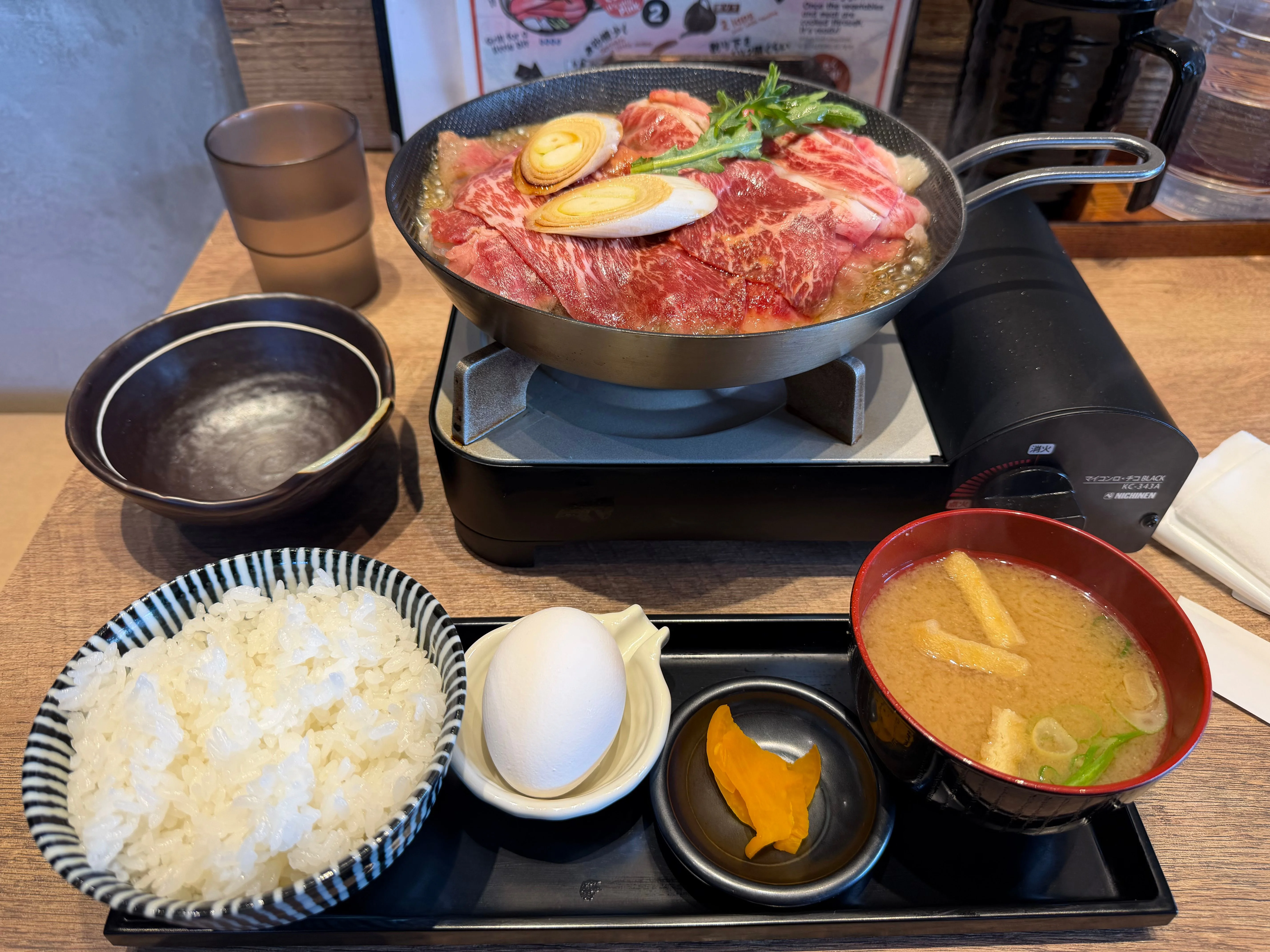ご飯と味噌汁が揃って食事開始前