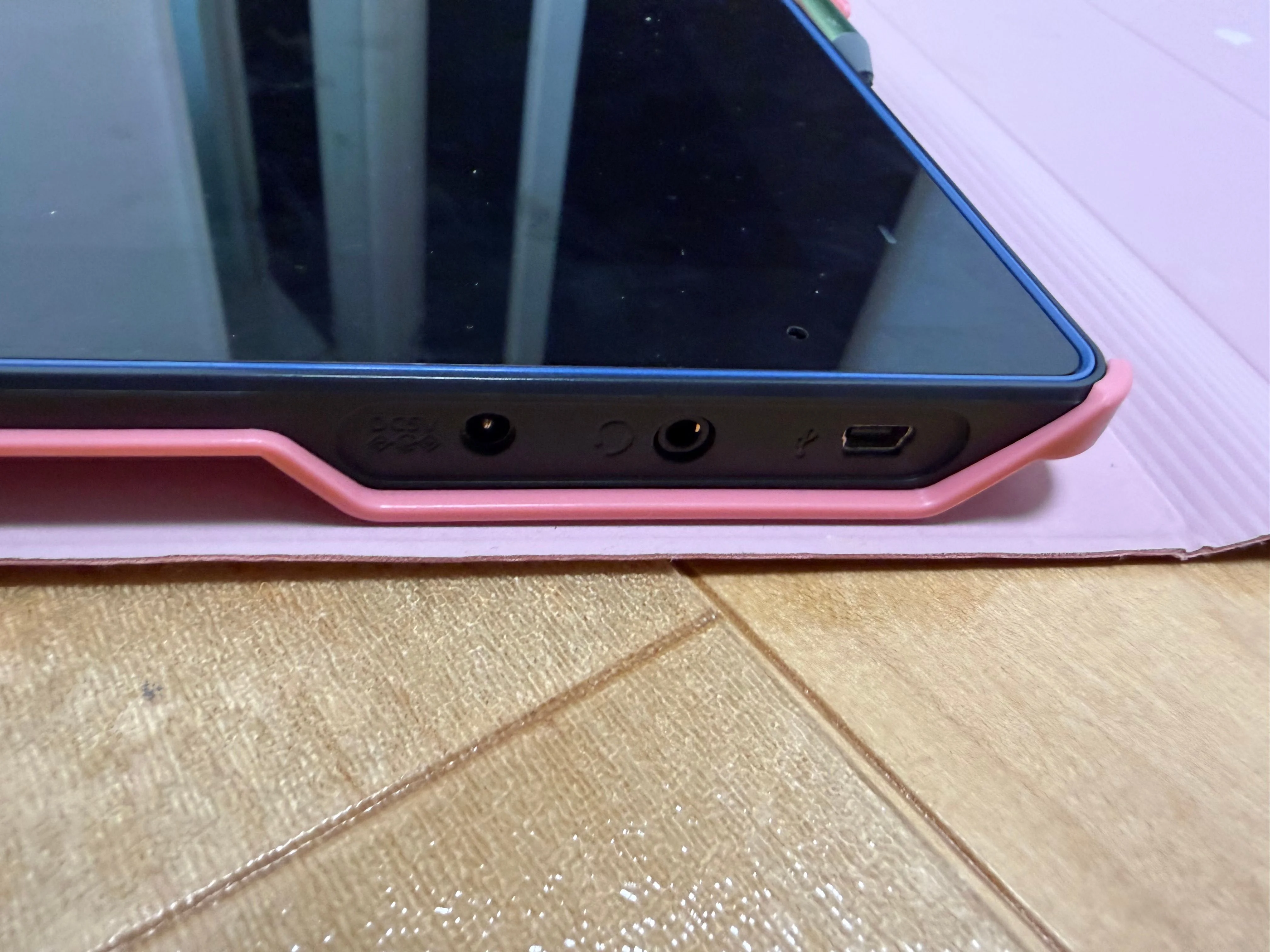 充電は AC 電源、USB のコネクタも古いという状況