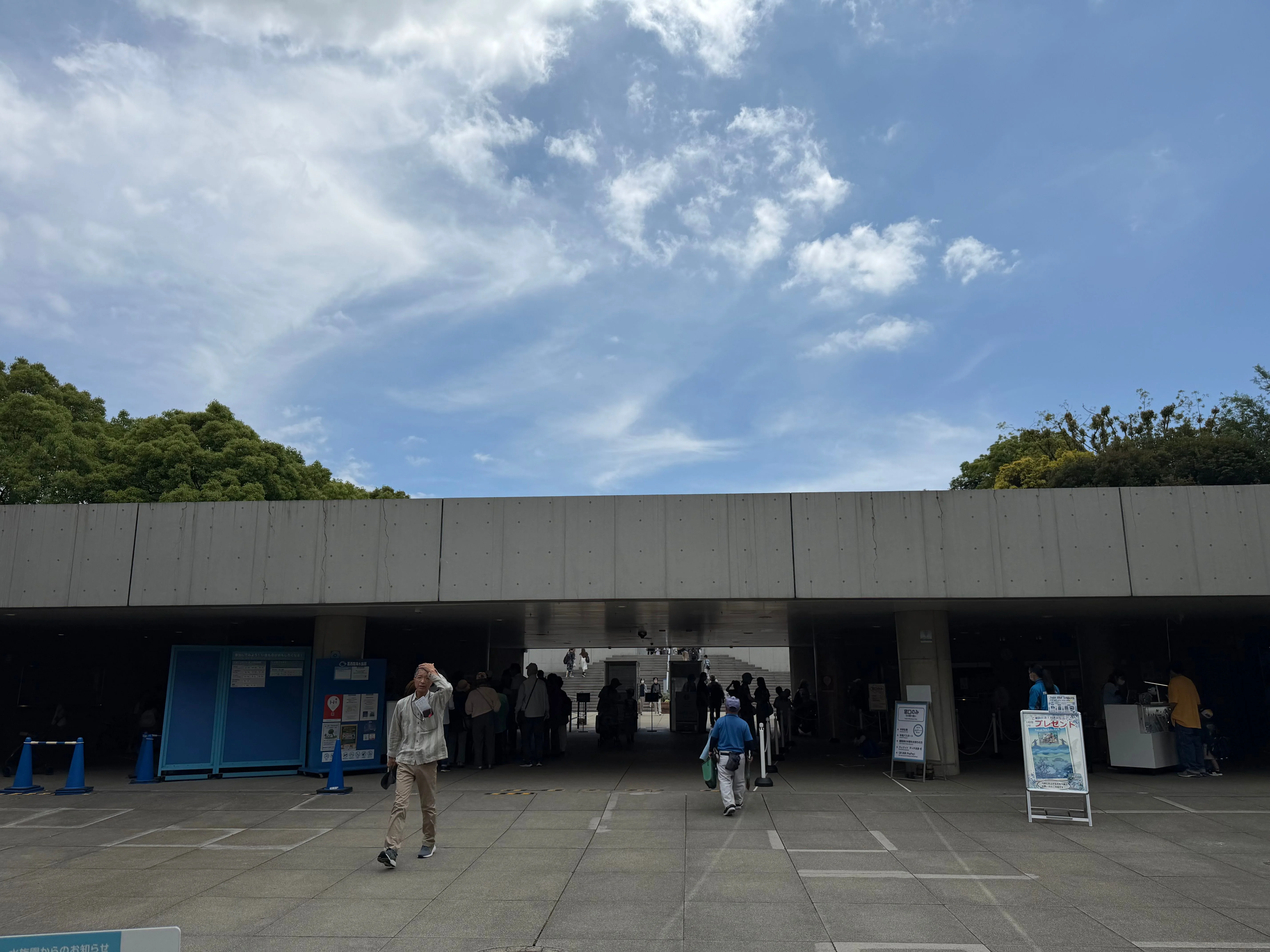 入り口の右側でチケットの購入ができます