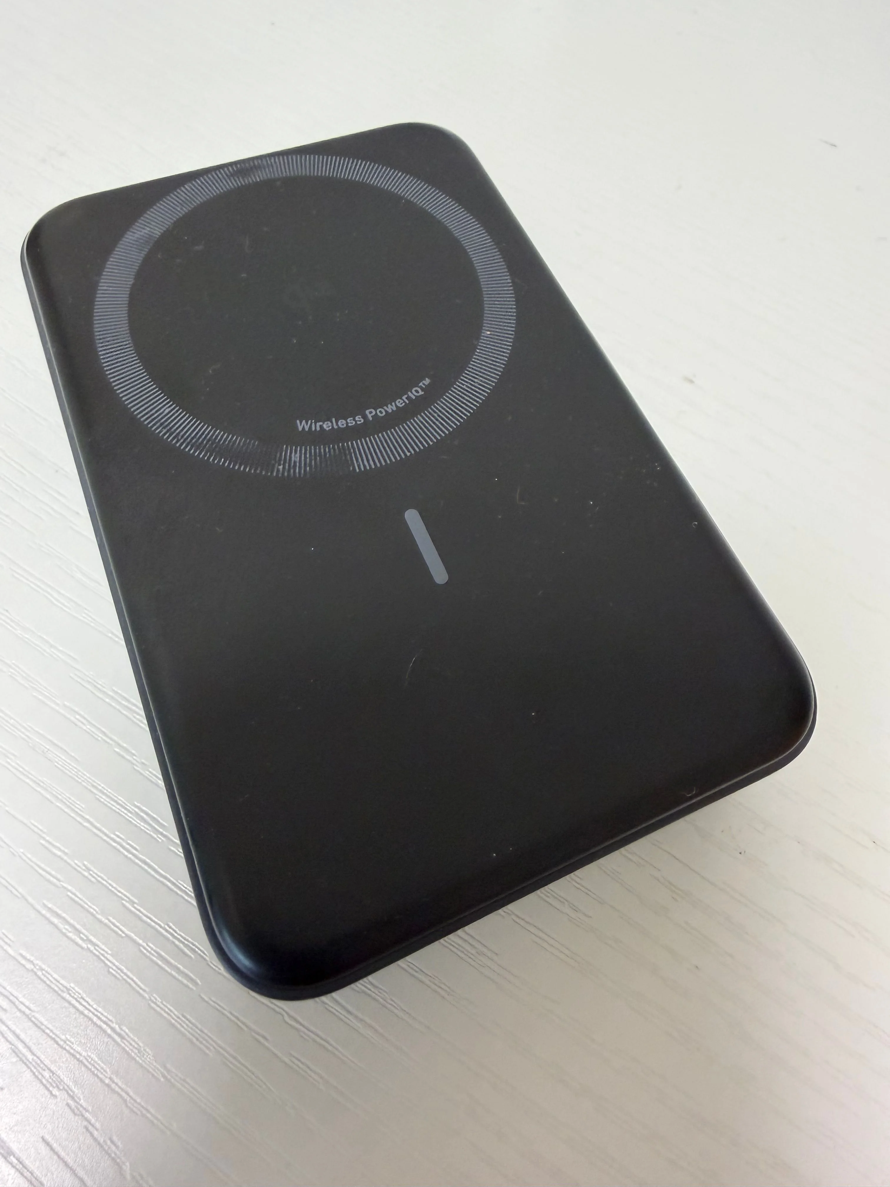 ワイヤレス充電として、上の丸いところにカチッとくっつける