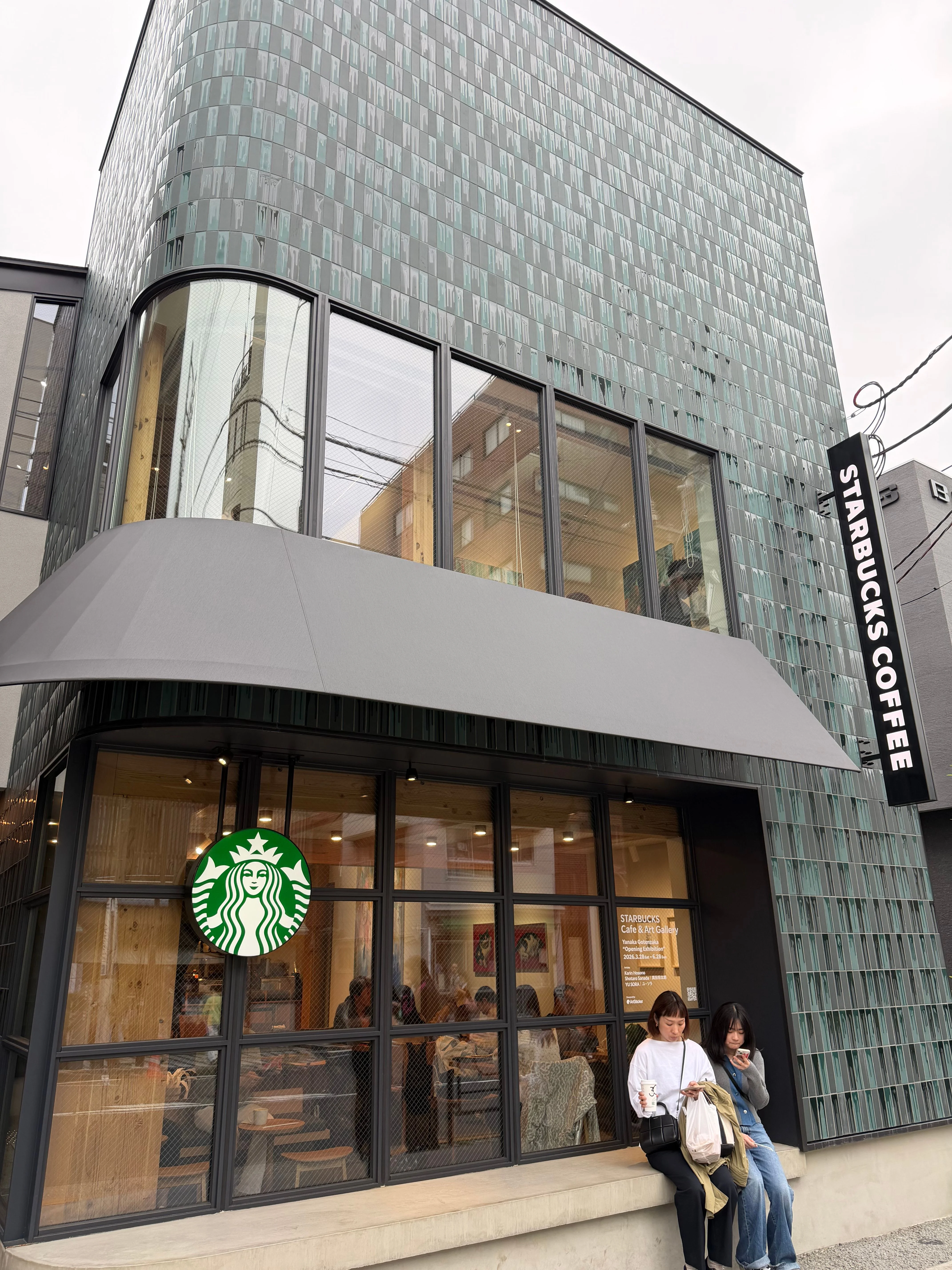 立派な建物だけど入り口はどこ?