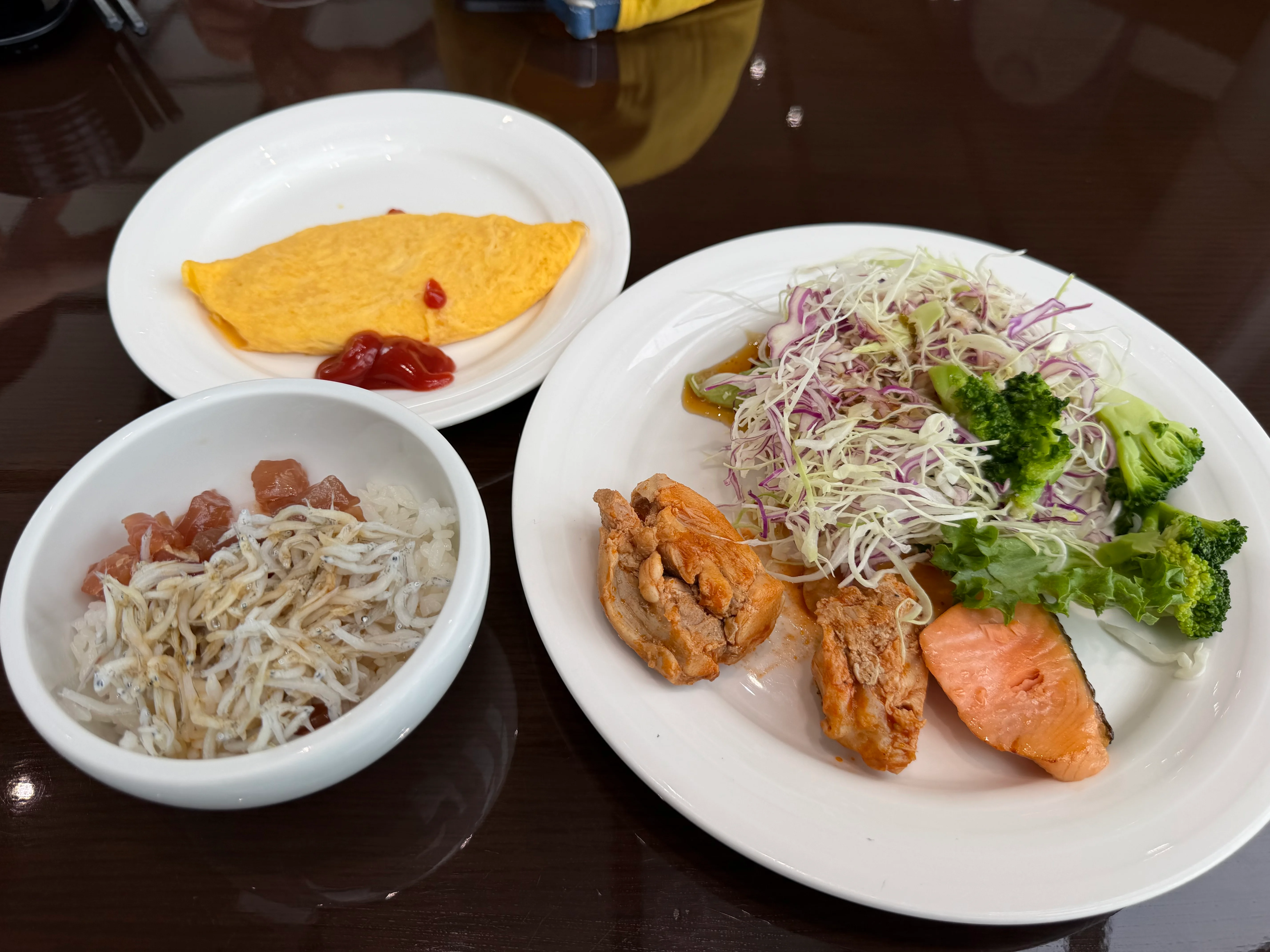 野菜を摂りつつオムレツと海鮮丼の朝食