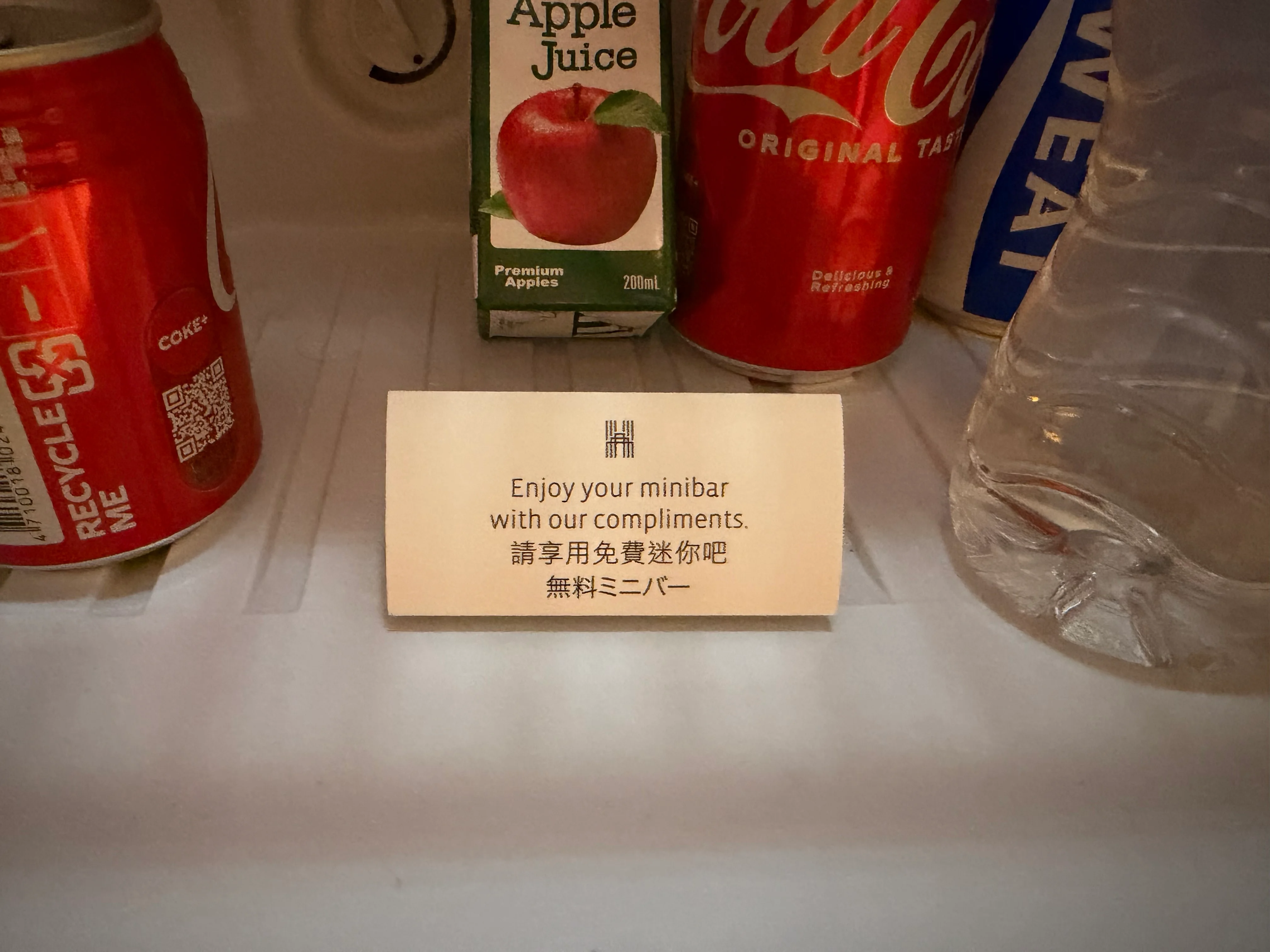 ミニバーは無料というのは日本語でも書いてある