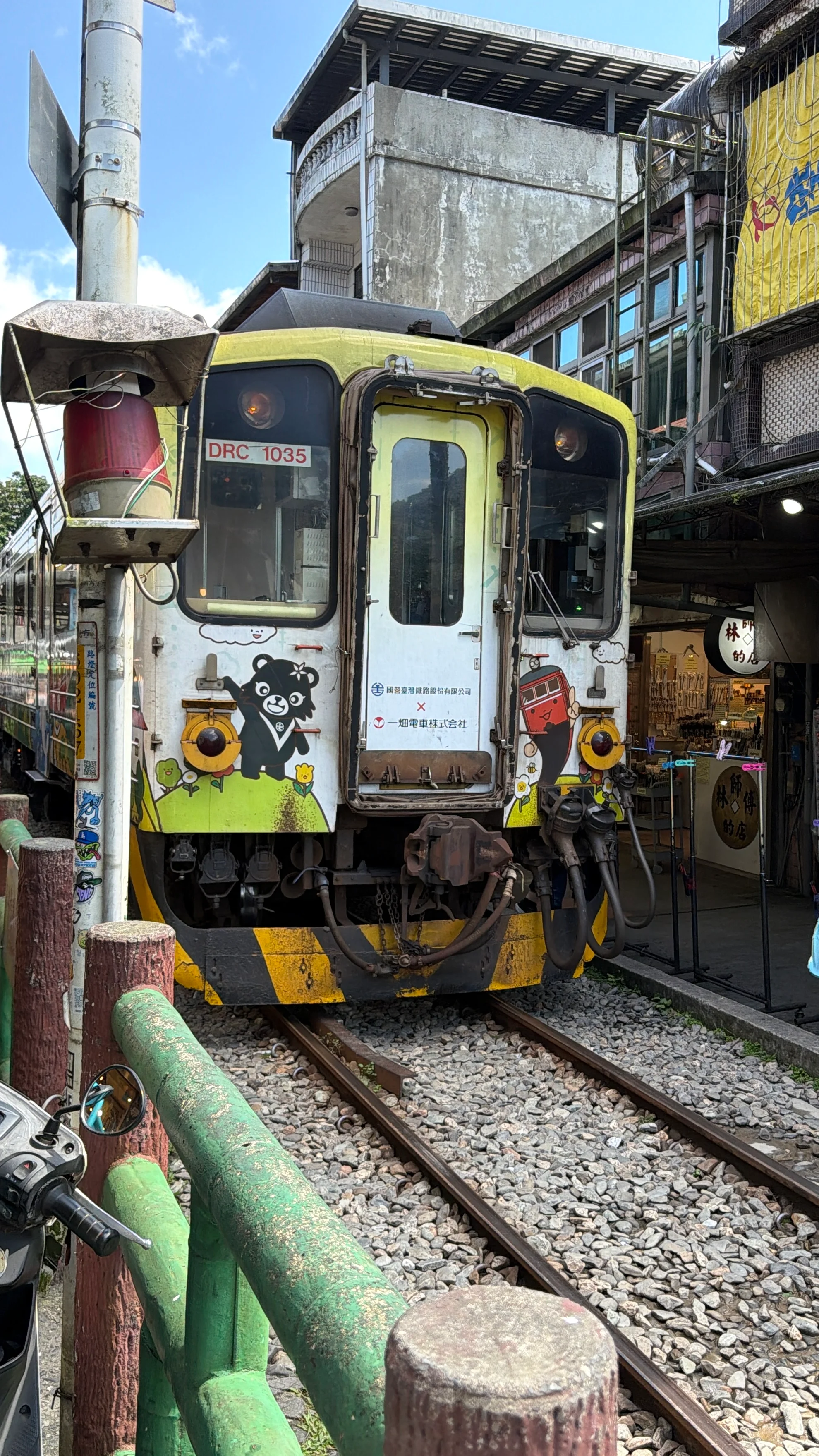 電車が間近で見れる