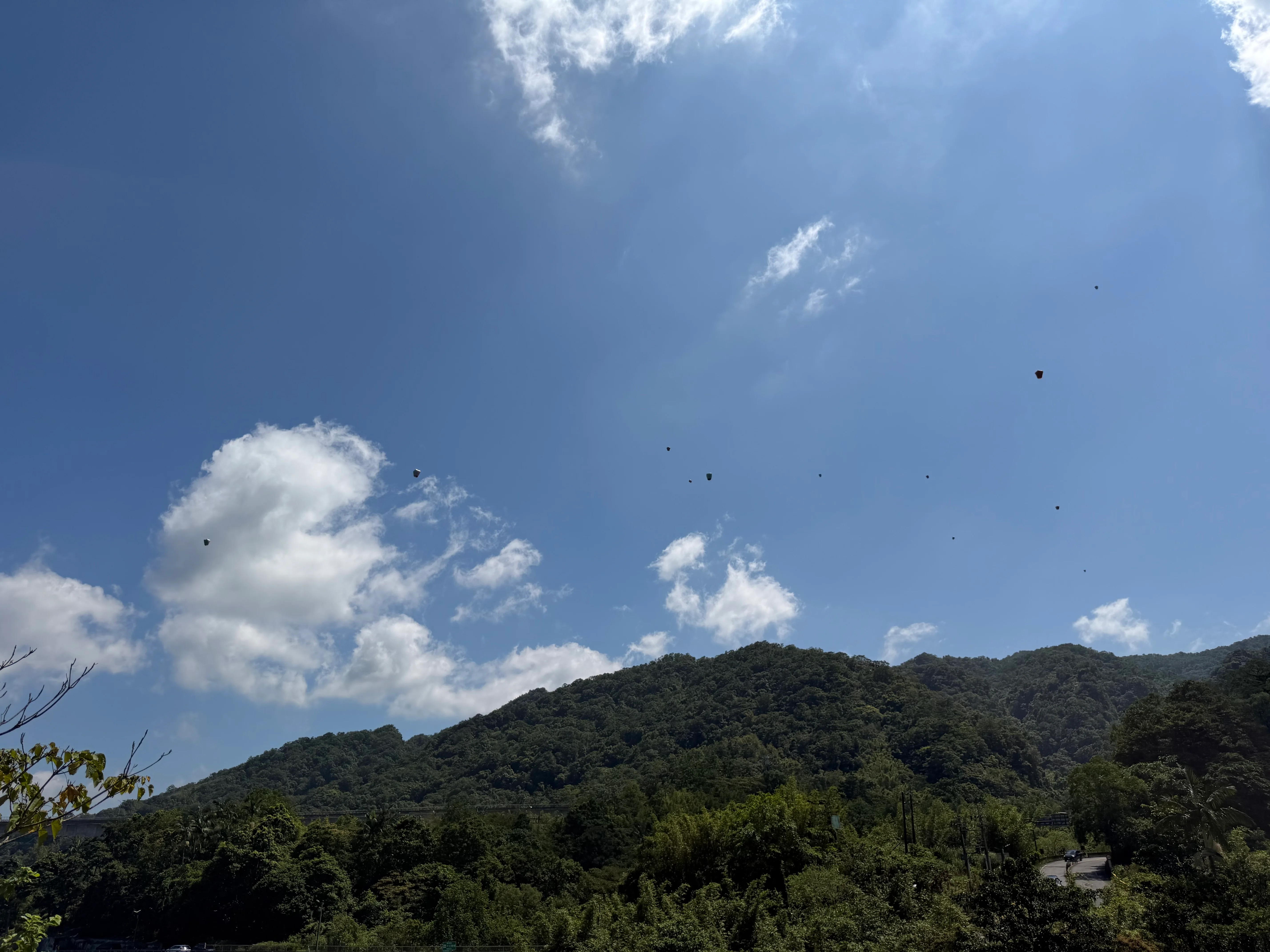ランタンがたくさん飛んでいる