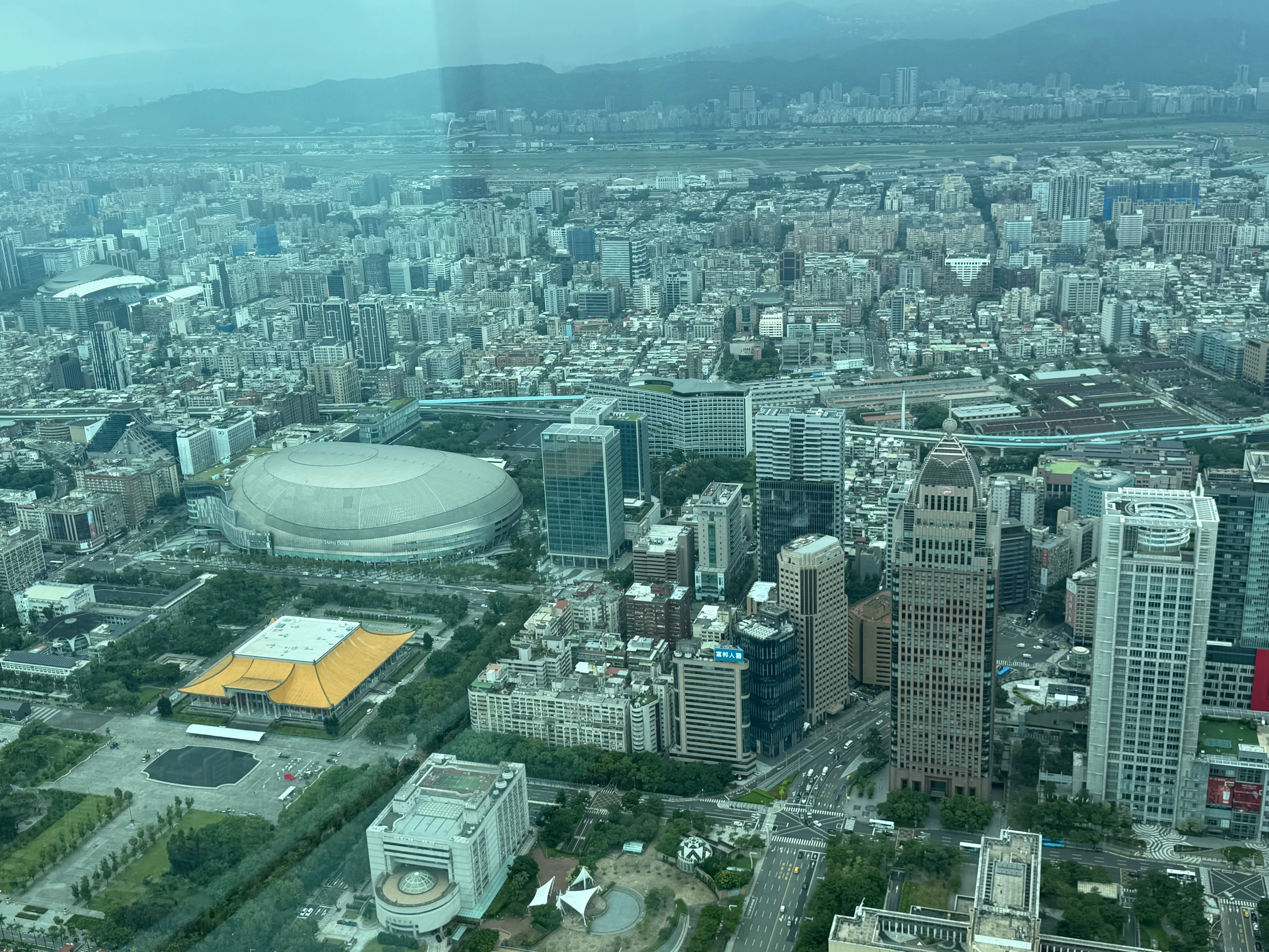 台北ドームと松山空港