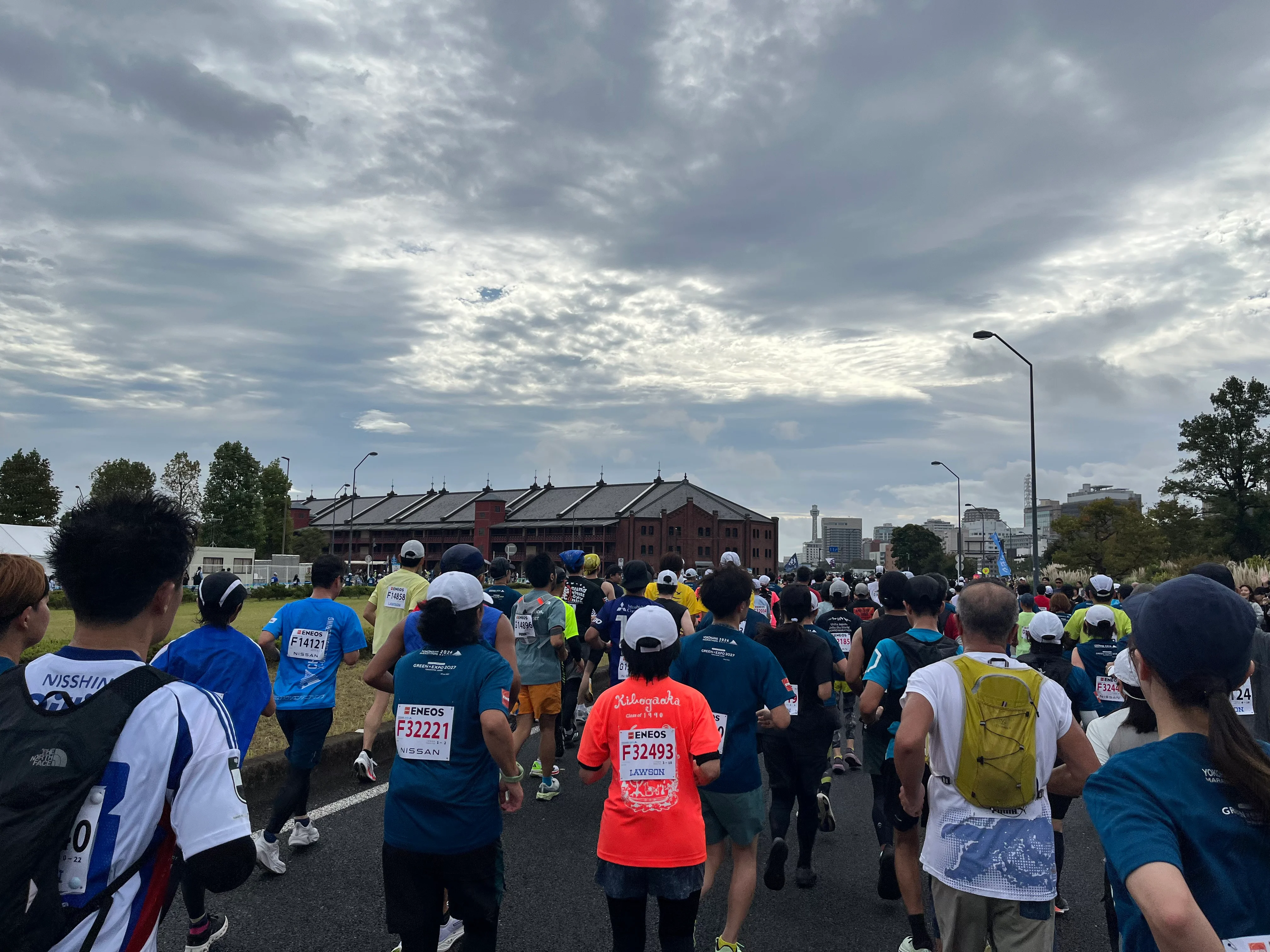 赤レンガの横を通過