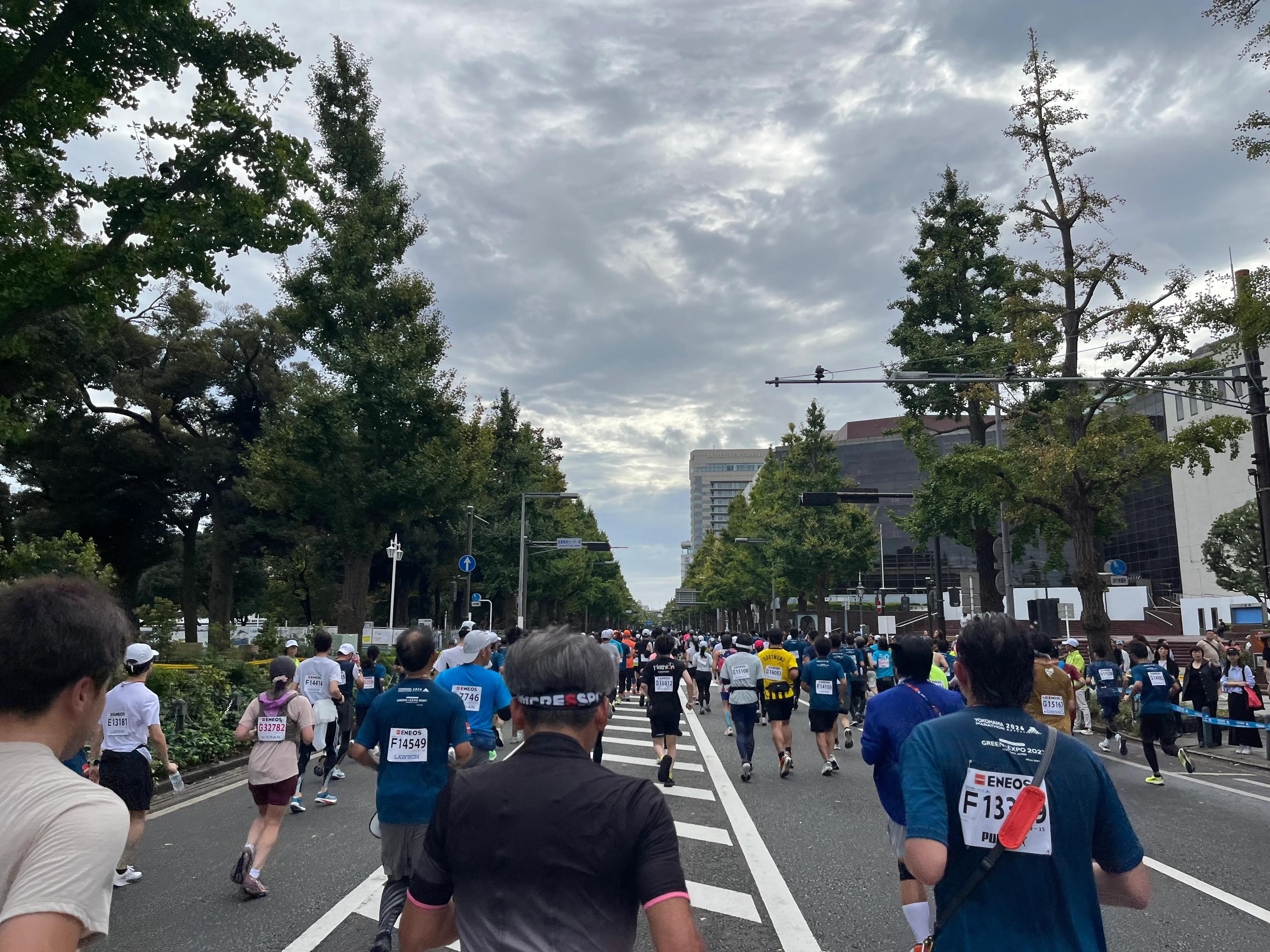 山下公園の前を抜けていく
