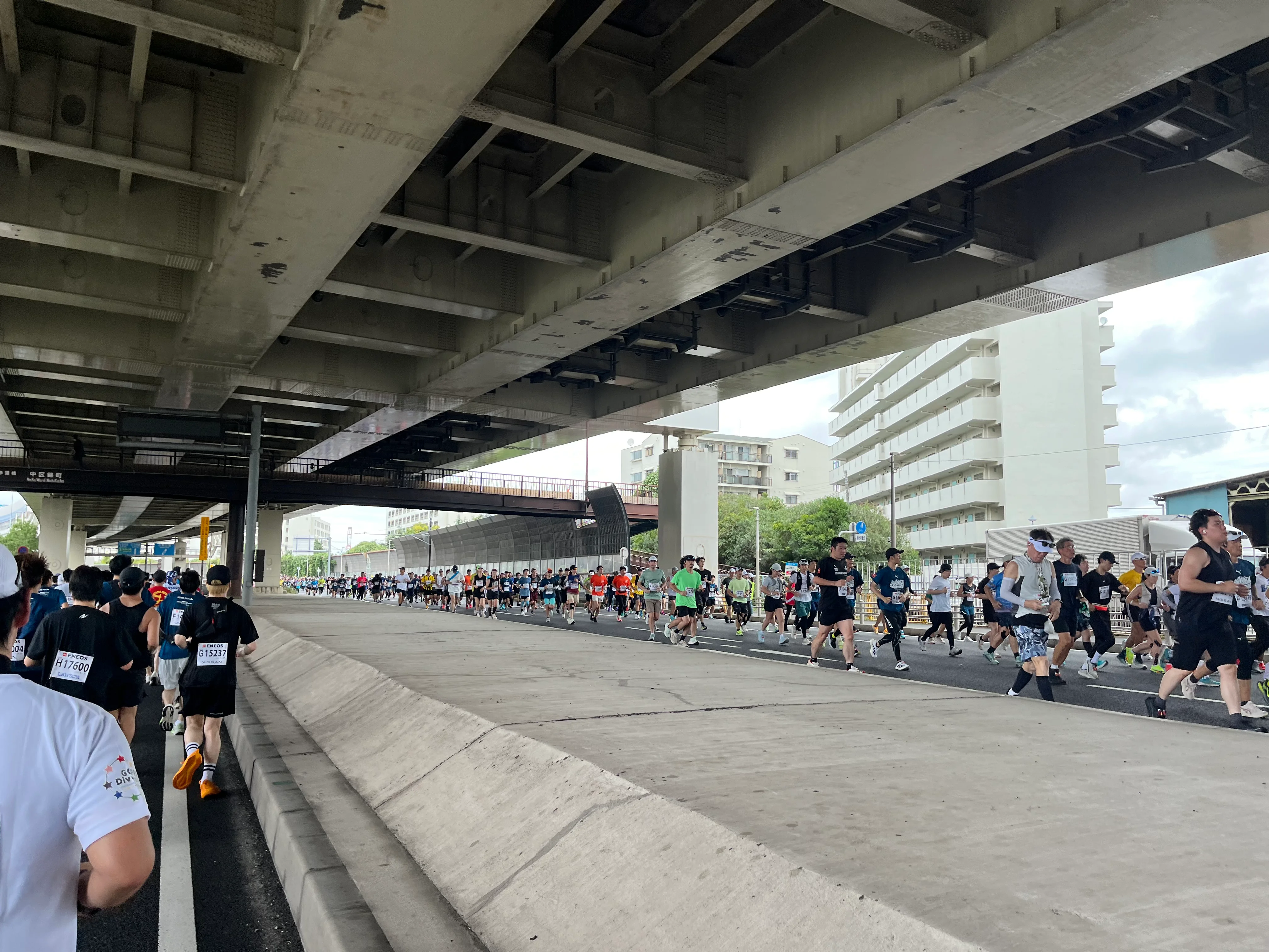 高速下ですが、横から振り込む雨で体を冷やす