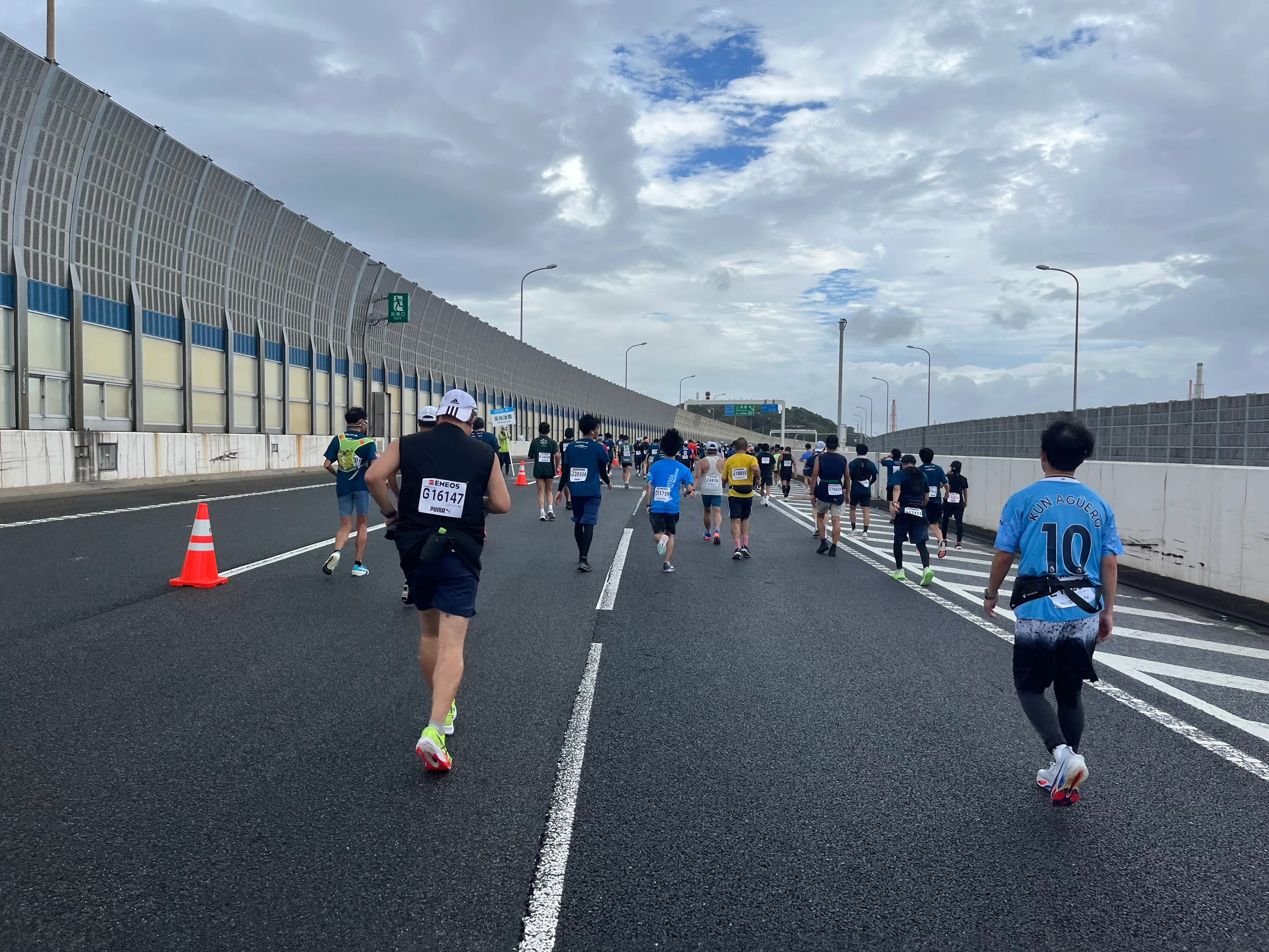 斜めの道路を黙々と走る