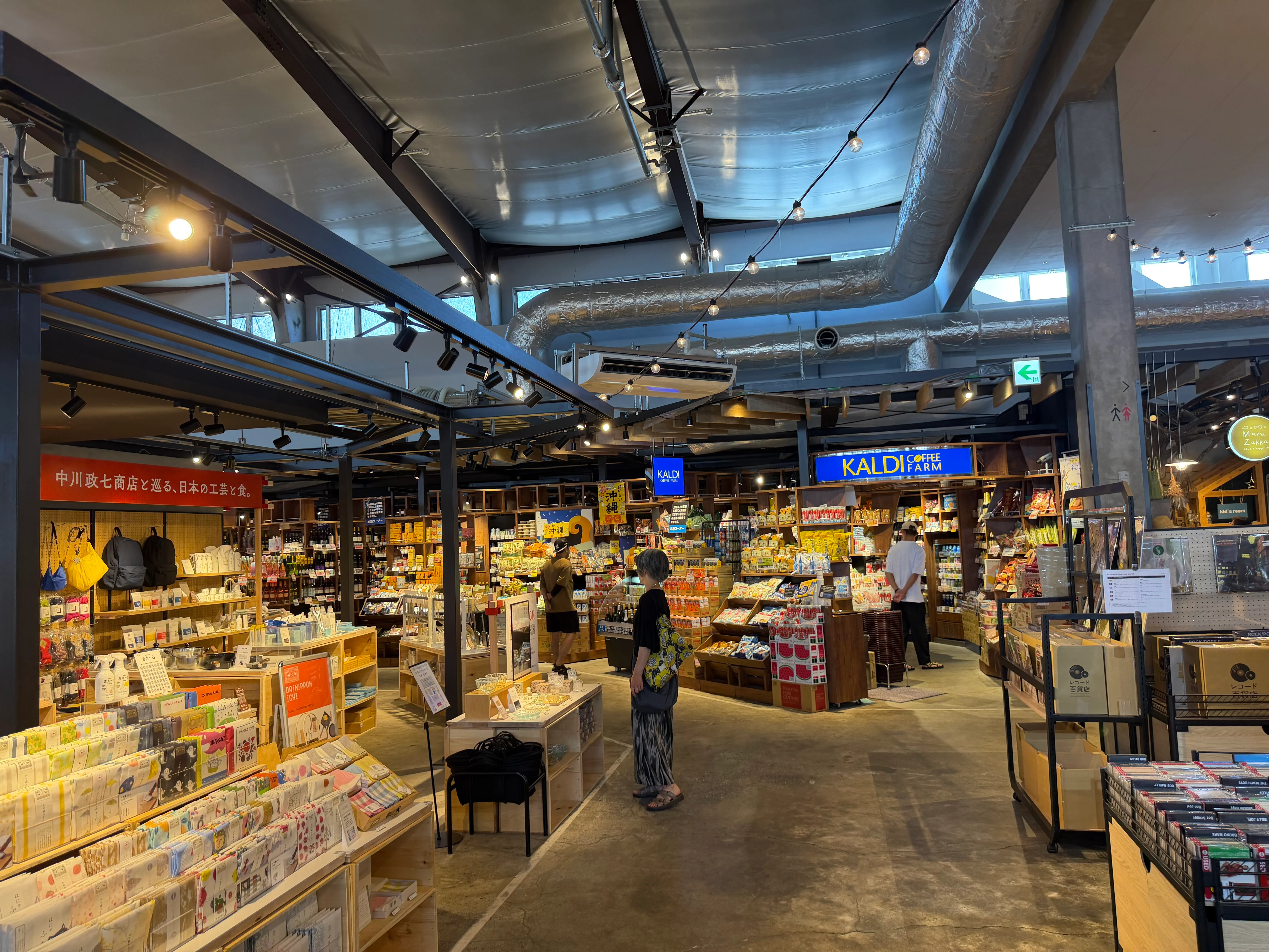 スターバックス 蔦屋書店の店舗の周りの雰囲気