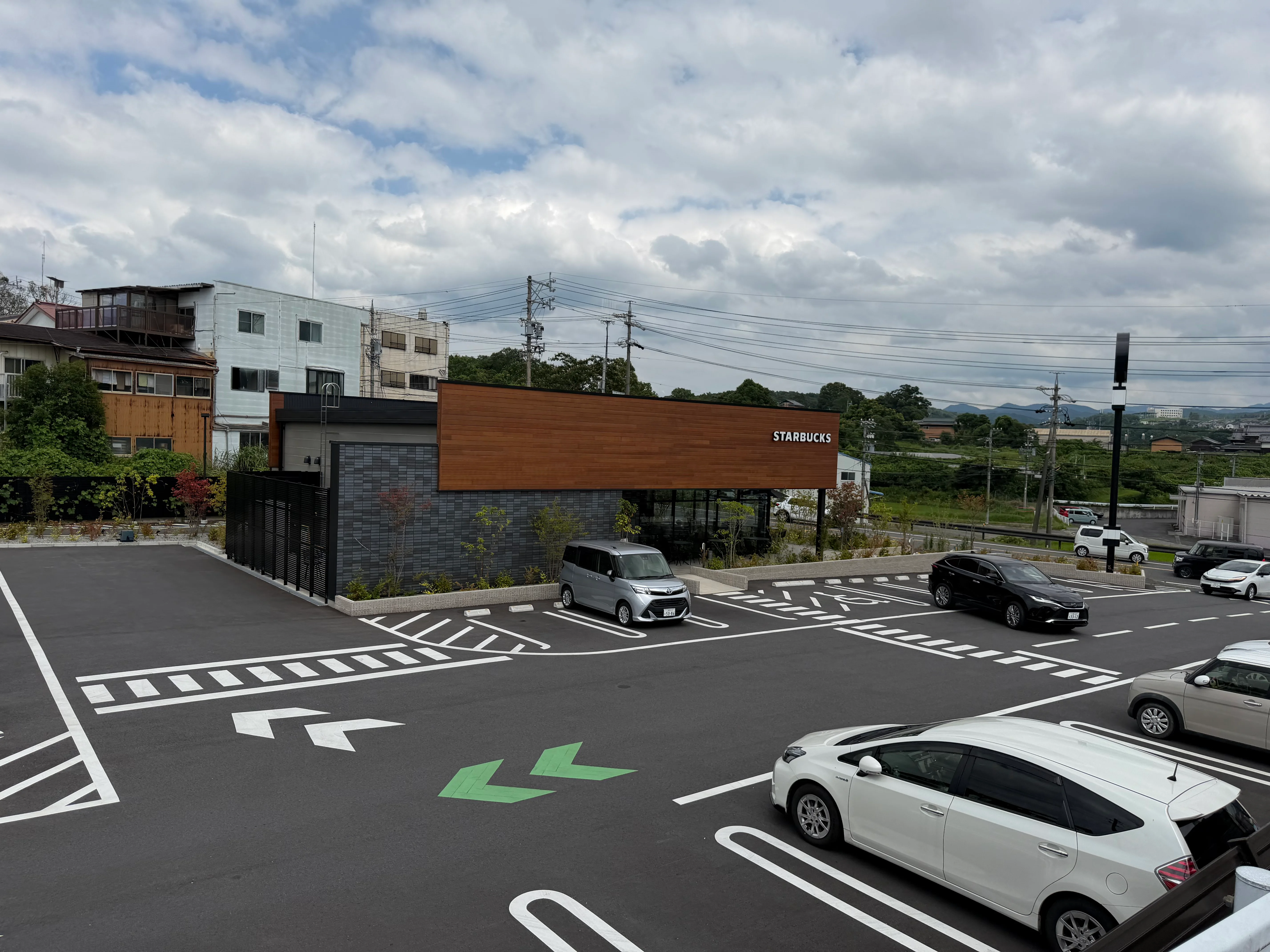 ちょっと歩いて軽く汗が出る距離にあるスターバックス